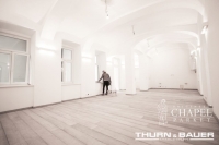 Deski z serii Chapel Minster w kolorze Bleached White. Fot Thurn&Bauer Immobiliengruppe