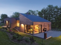 Dom z&nbsp;wielkopowierzchniowymi drzwiami przesuwnymi i&nbsp;oknami Schüco